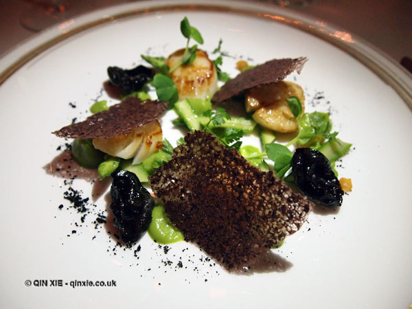 Scallops and asparagus at Apsley's, The Lanesborough Hotel